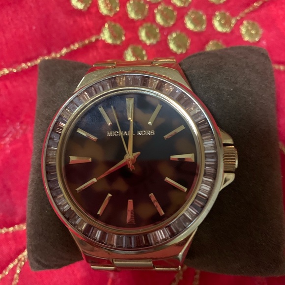 Ladies Michael Kors
MK-5723 Tortoise Dial Gold
Tone SS Analog Quartz - Picture 4 of 10